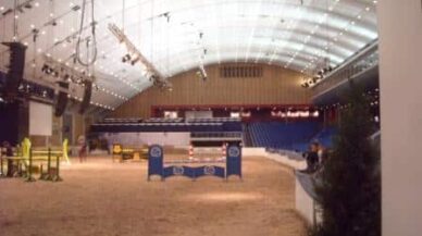 Arenaen_er_klar_og_allerede_tirsdag_kveld_var_det_ridning_i_hallen